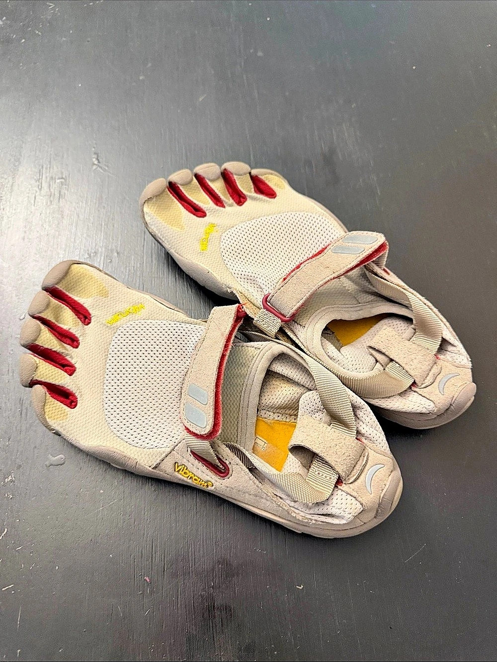 Vibram FiveFingers KSO Athletic Toe Shoes Beige & Red